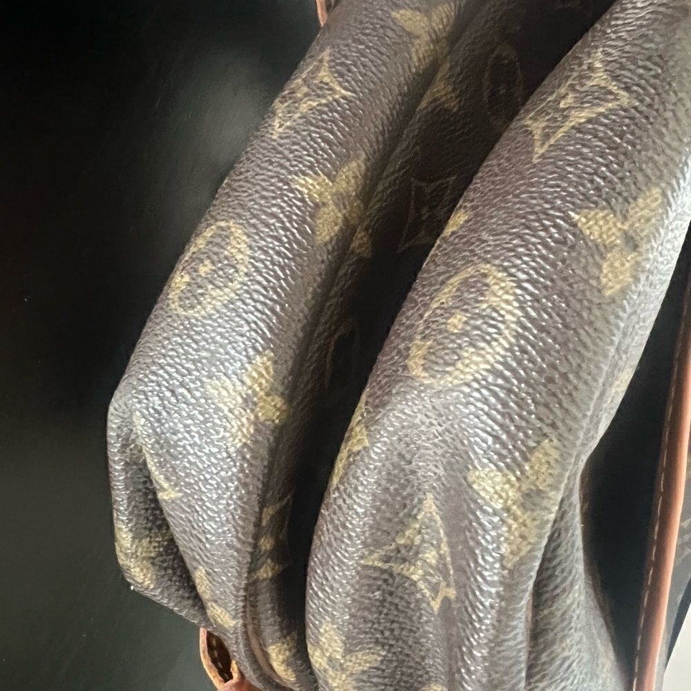 AUTH LOUIS VUITTON MONOGRAM SAUMUR 30 CROSSBODYBAG - Picture 5 of 14